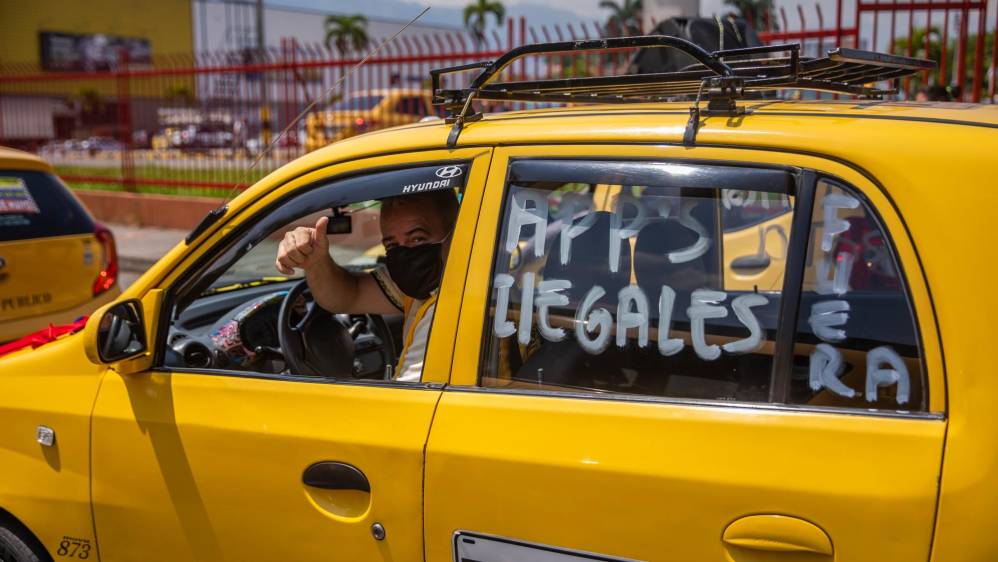 Desde Jumbo de la 65, en el occidente de Medellín, se inicio la movilización por diferentes calles de la ciudad. Foto: Carlos Velásquez