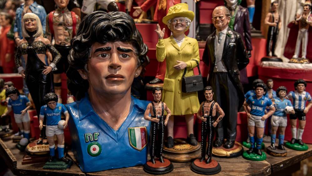 Figuras pequeñas y grandes de está leyenda del fútbol están a la venta en tiendas españolas, y en especial en Barcelona. Foto: Getty Images.