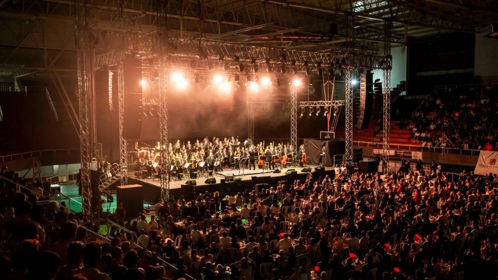 Los asistentes llenaron el coliseo de Envigado, atraídos por la fama de uno de los tres tenores. Foto: Carlos Velásquez 