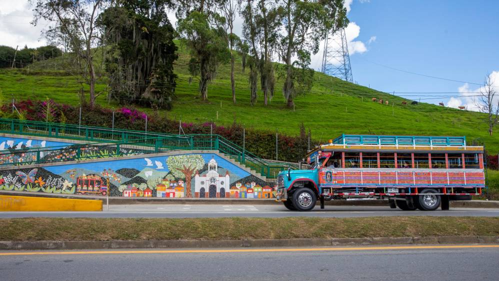 En la Autopista Medellín-Bogotá mientras se pasa por Guarne se pueden ver varias intervenciones artísticas en puentes y muros. Murales realizados en cerámica que hacen alusión a los pueblos tradicionales de Antioquia se pueden apreciar en puentes y paraderos de esta vía. Foto: Carlos Velásquez