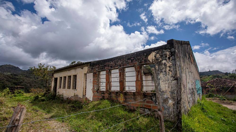 En las veredas quedan rastros de los que se fueron: casas caídas, con paredes recubiertas por la pátina de los años y el olvido. Foto: Carlos Velásquez.
