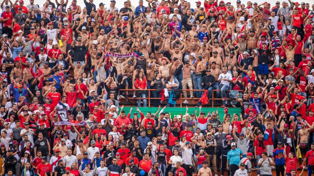 Las tribunas se llenaron de hinchas rojos que alentaron todo el tiempo al poderoso. Foto: Carlos Velásquez