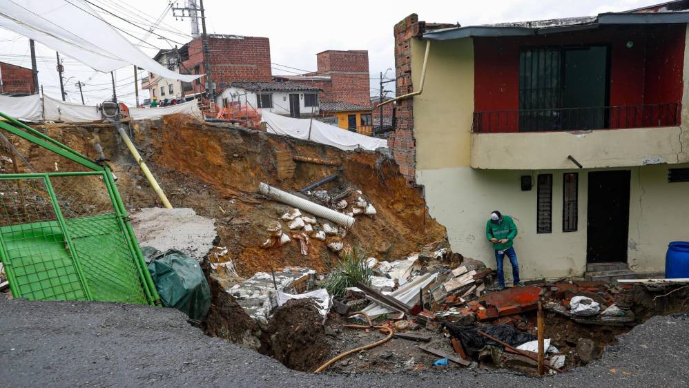 El enorme agujero resultante de esta situación aumenta con cada aguacero y creciente del afluente. Foto: MANUEL SALDARRIAGA QUINTERO.