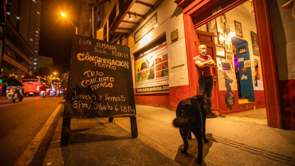 Las consecuencias económicas de la pandemia del covid-19 y las restricciones de los gobiernos han puesto contra las cuerdas a las salas de teatro de Medellín, sobre todo a las de pequeño y mediano formato. FOTO Carlos Velásquez 