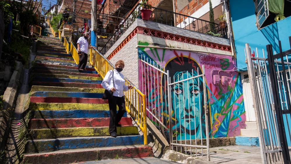 Subir las 252 escalas para poder llegar a sus residencias es la obligación diaria de los habitantes de este sector de Medellín. FOTO: CARLOS VELÁSQUEZ