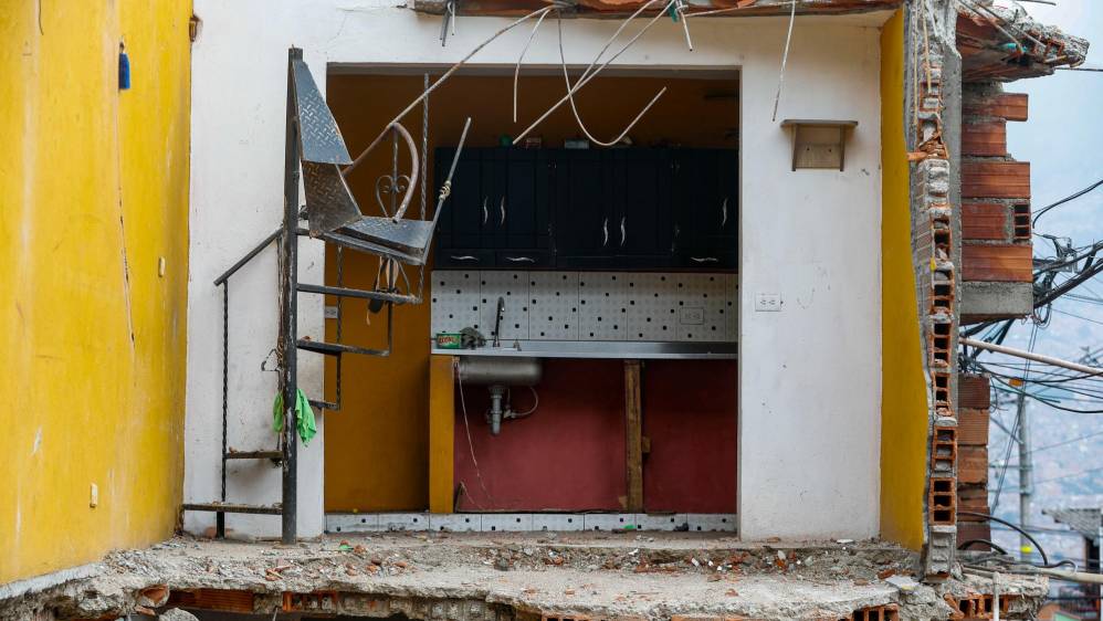 El primer y segundo pisos de la edificación sufrieron graves afectaciones que implicarán, posiblemente, que tenga que ser demolida. Foto: Manuel Saldarriaga Quintero.