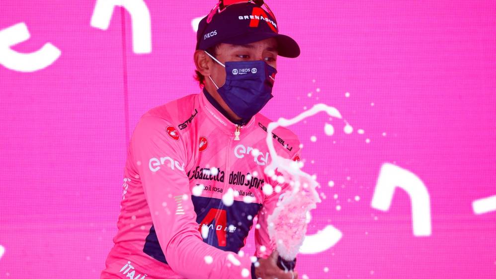 Quedan tres etapas de montaña y el cundinamarqués, campeón del Tour de Francia en 2019, se acerca más a su objetivo de ganar su primer Giro de Italia. Foto AFP