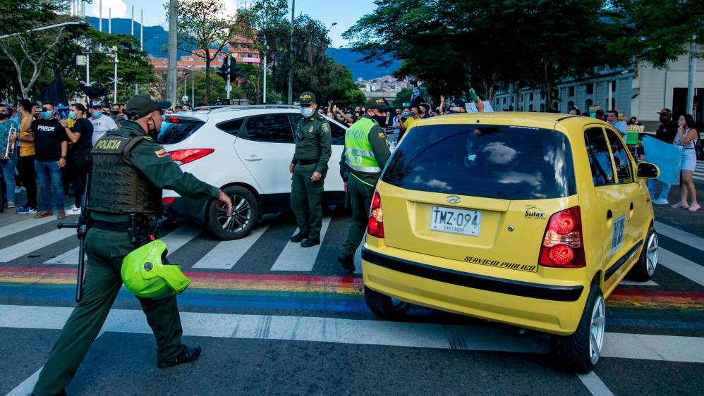 La policía tuvo que intervenir para evacuar a los carros que quedaron en medio de la protesta. FOTO: Jaime Pérez