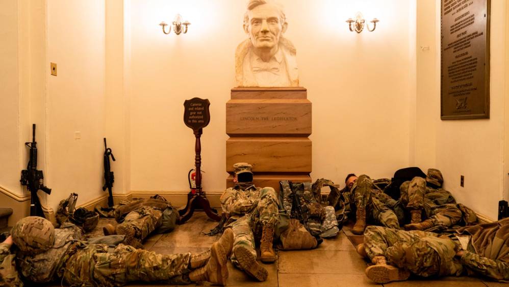 Miembros de la Guardia Nacional de los Estados Unidos duermen en los pasillos del Capitolio para prevenir nuevos desmanes, horas antes del debate por el juicio político a Donald Trump por la invasión de este recinto por parte de sus seguidores. Fotos: Kent Nishimura (Los Angeles Times) vía Getty.