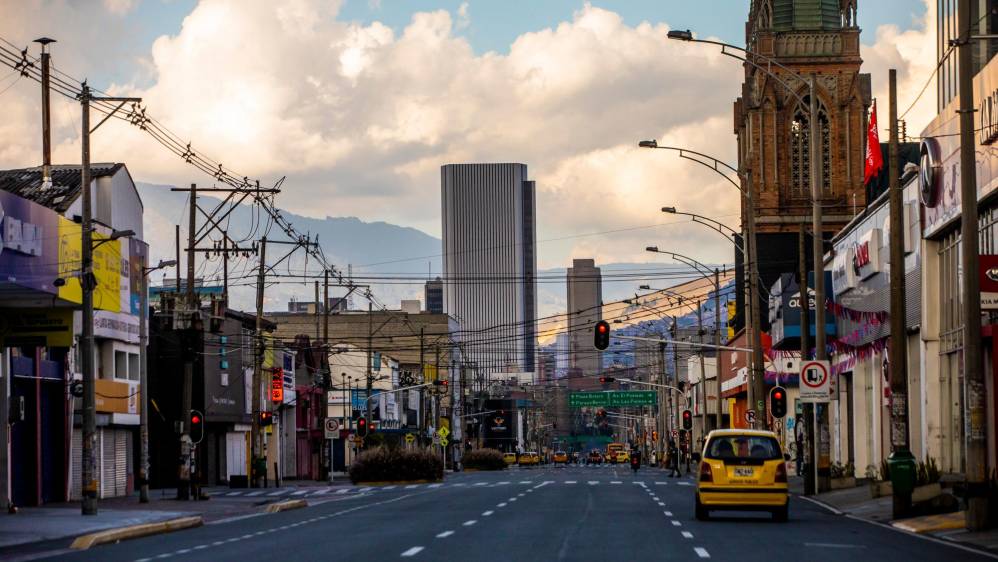Importantes avenidas de la ciudad como Palacé lucieron desolada por el toque de queda ordenado por la Alcaldía de Medellín. Foto: Carlos Velásquez