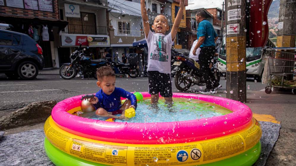 Niños felices en sus piscinas inflables fue una constante en el recorrido que realizamos por los barrios de Medellín. Foto: Carlos Velásquez