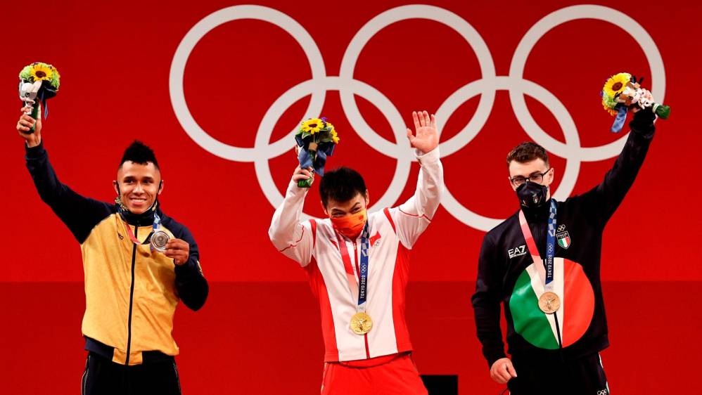 El pesista Luis Javier Mosquera obtuvo este domingo la primera medalla de plata para Colombia en los Juegos Olímpicos de Tokio 2020. Foto Getty Images