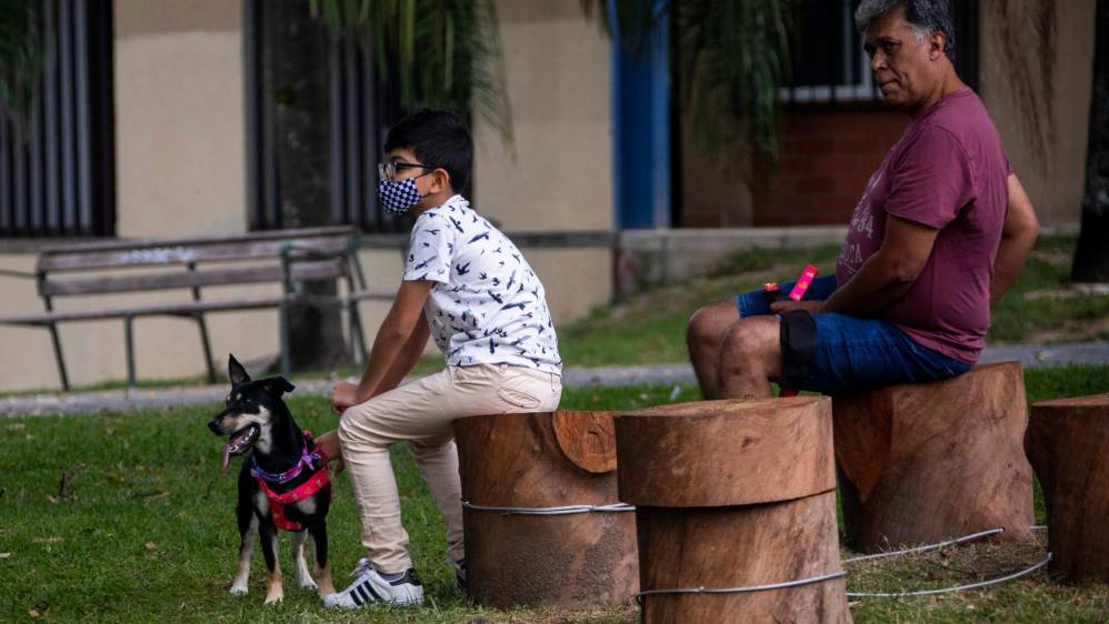 En diferentes calles se vio a ciudadanos paseando a sus perros. Foto Carlos Velásquez