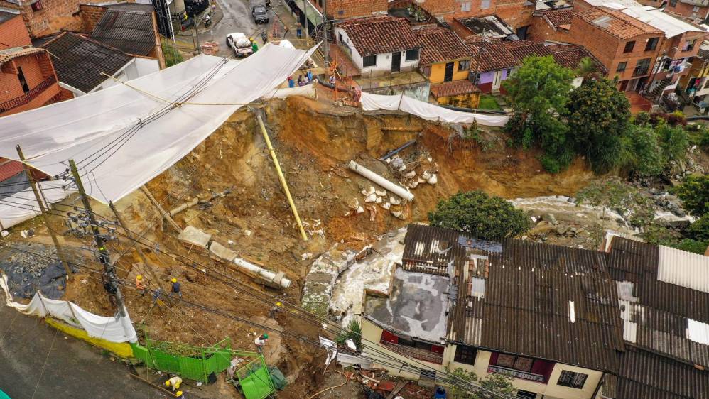 Las continuas crecientes de la quebrada La Madera ubicada en límites de Medellín y Bello provocó la perdida de la banca afectando a más de 80 mil personas de los barrios: Santander, Barrio Nuevo y La Maruchenga. Foto Manuel Saldarriaga 