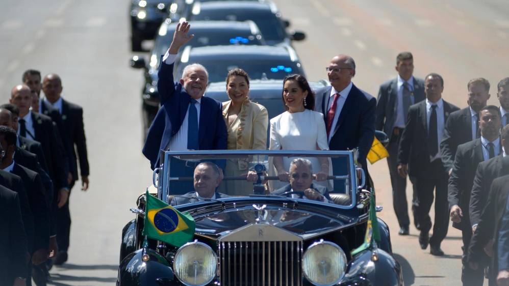 A bordo del ya tradicional Rolls Royce negro descapotable, Lula se desplazó junto a la primera dama, la socióloga Rosangela da Silva “Janja”, hasta el palacio presidencial de Planalto. FOTO: GETTY