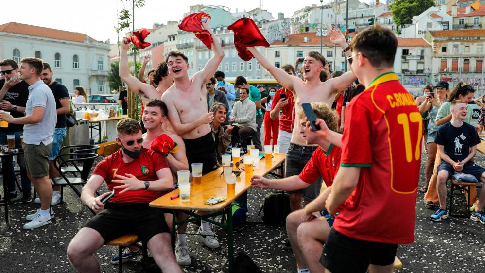 Aficionados se reunieron en las calles de Lisboa para disfrutar de la victoria de su selección en su debut. Foto: EFE