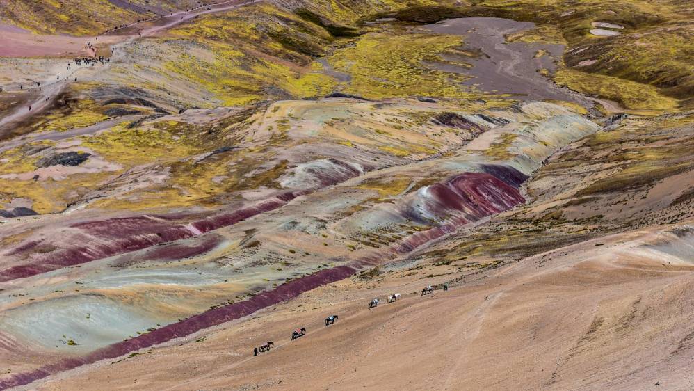 Teñida de varios colores producto de la combinación de minerales. Esta montaña tiene sus laderas y cumbres teñidas de diversos colores que incluyen el amarillo, rosado, verde, rojo, morado y otras más tonalidades. FOTOS GETTY