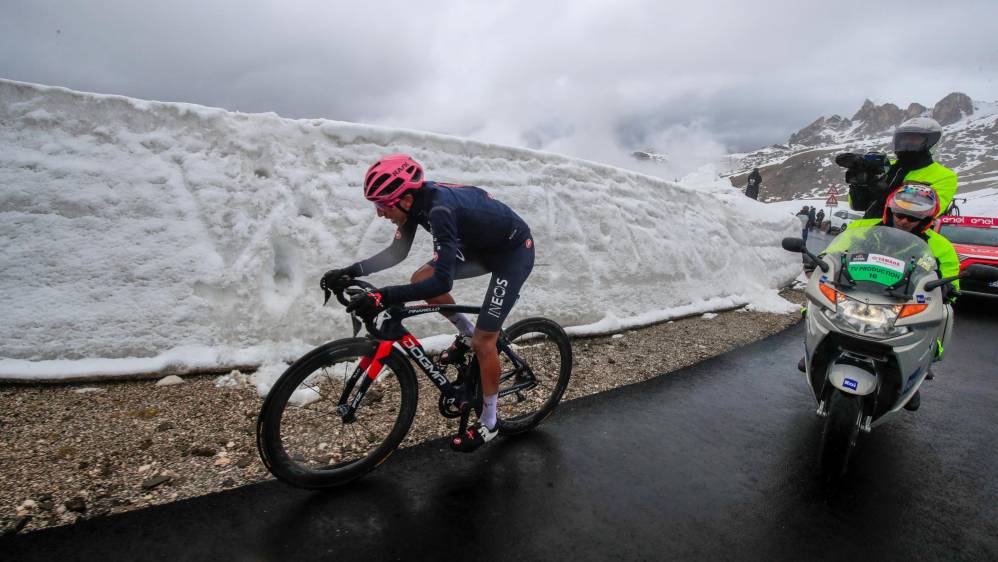 Bernal, atacó a sus rivales en los últimos cuatro kilómetros del ascenso y se impuso en la “Cima Coppi”, ubicada a 17 km de la meta y tomó una ventaja que le alcanzó para llegar solitario a la meta. Foto AFP