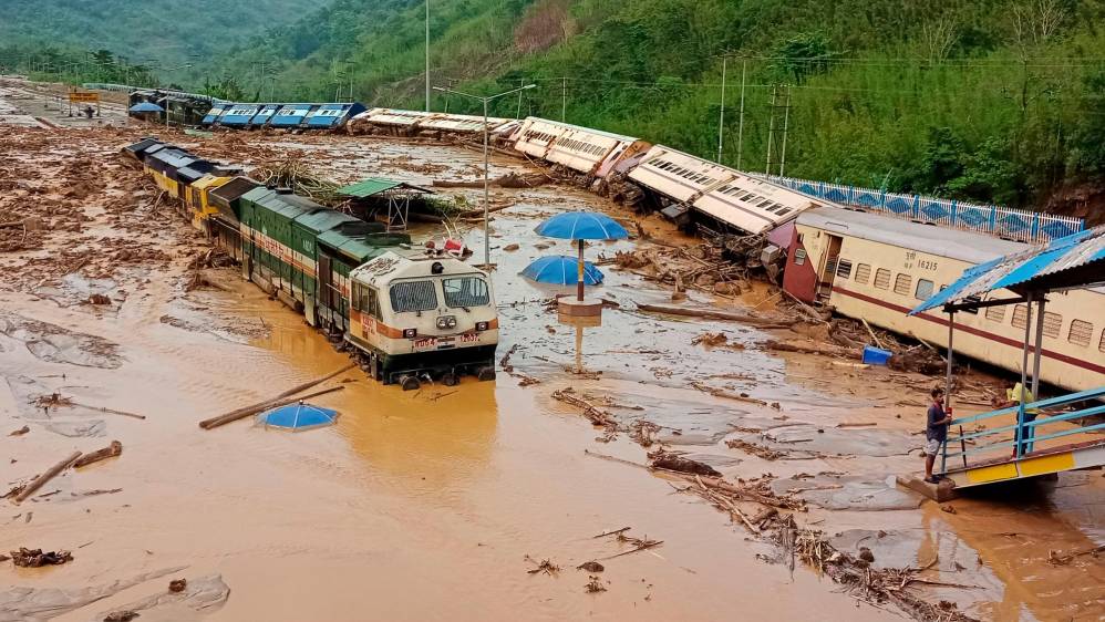 En India, las lluvias causaron un deslizamiento de tierra que afectó una estación del tren Foto: AFP