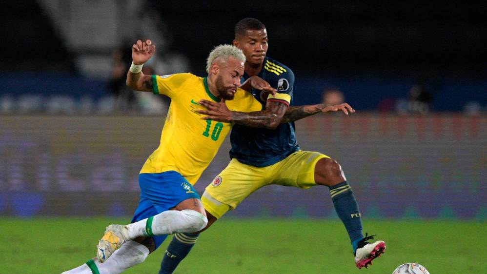 Colombia ganaba 1 a 0 en el minuto 78 del partido, el juez validó un gol de Brasil en una confusa jugada en la que la pelota lo impactó. Los jugadores colombianos se quedaron esperando que el árbitro parara el partido. Foto AFP