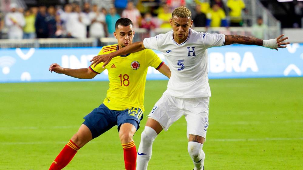 El jugador Daniel Giraldo de Colombia disputa el balón con Kervin Arriaga de Honduras. Foto: FCF