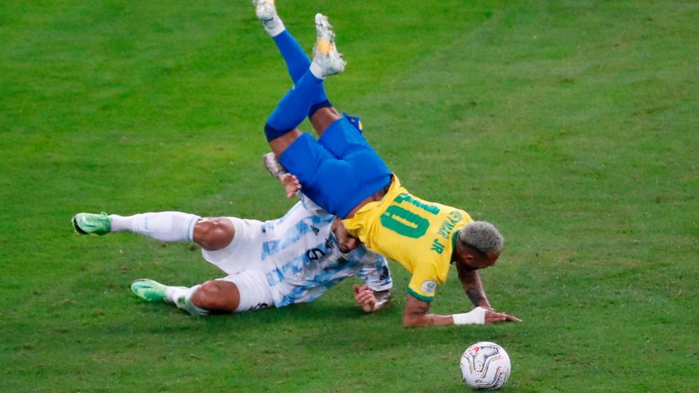 Neymar fue siempre muy referenciado por la marcación Argentina. Foto: EFE