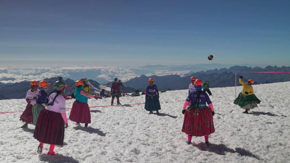 Mujeres indígenas aimaras miembros de las Cholitas de Escalada de Bolivia Warmis juegan un partido de fútbol a unos 6,000 metros de altura. Foto: AFP