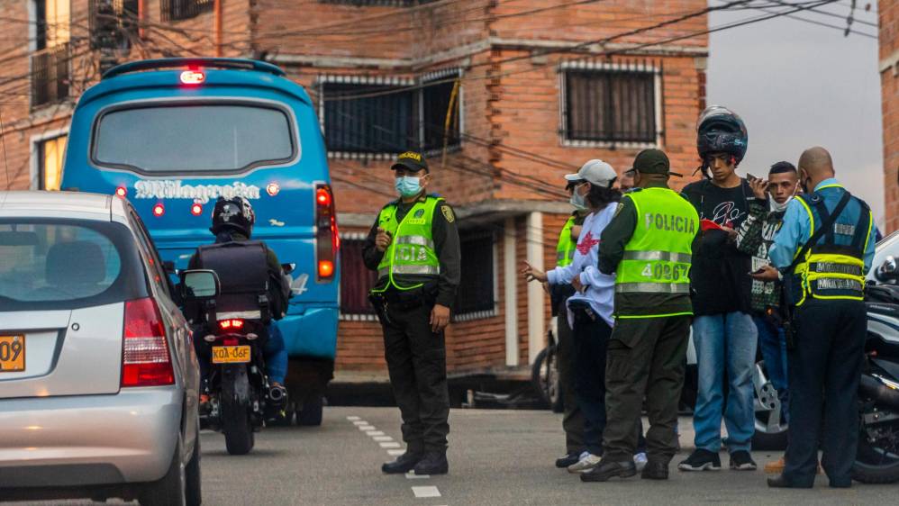En el barrio Loreto se hicieron controles por parte de la policía para hacer cumplir el toque de queda. Foto: Carlos Velásquez
