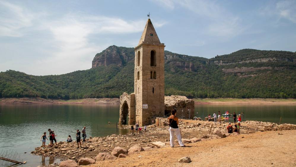 En Vilanova de Sau, España, la sequía en el embalse de Sau, dejó al descubierto una iglesia del siglo XI. Foto: Getty