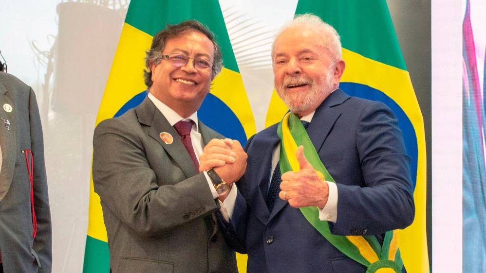 Petro sostuvo un fraternal saludo con el mandatario brasileño en el Palacio Presidencial de Planalto en Brasilia. Lo anterior, en el marco de un acto protocolario de saludos de las delegaciones internacionales. FOTO: PRESIDENCIA