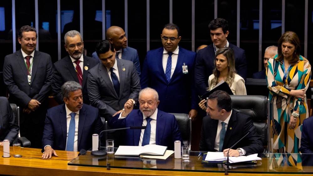 Vestido con traje y corbata azul, desde la sede del Congreso Nacional, Lula prometió en su primer discurso “reconstruir” el país sobre las “ruinas” del legado del ultraderechista Bolsonaro. FOTO: GETTY