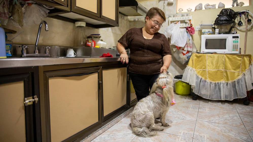 Ruby Múnera Vergara residente del barrio 12 de octubre de Medellín adaptó su residencia para adelantar las labores diarias. Foto Carlos Velásquez