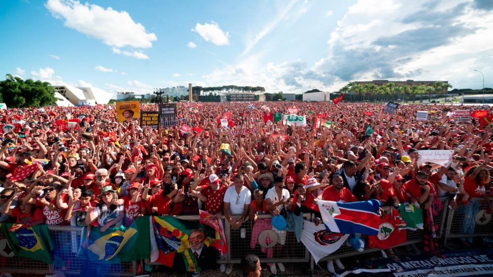 En el palacio Planalto, Lula fue recibido por una marea de seguidores vestidos de rojo, el color de su Partido de los Trabajadores. FOTO: GETTY