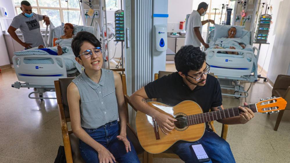 El dúo lo conforman: María José Sánchez de 22 años y Anderson Medina Ríos de 25, ellos cantan y tocan la guitarra. Foto: MANUEL SALDARRIAGA QUINTERO.