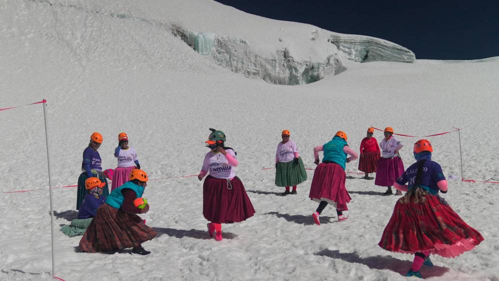 Ellas escalaron el cerro Huayna Potosí en La Paz, una cima que está a 6.000 metros sobre el nivel del mar (msnm) y hasta jugaron un partido de fútbol. Foto: AFP