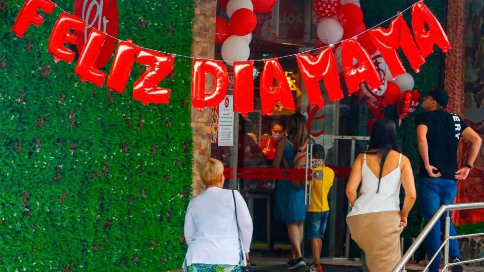 Tras dos años sin celebrar, familias salieron a centros comerciales y restaurantes a celebrar este importante día. FOTO: Manuel Saldarriaga 