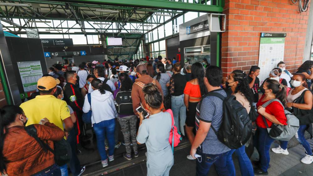 La salida para los usuarios que llegan en el metro a la estación debe hacerse por el acceso sur. El funcionario aclaró que las líneas. P (Picacho) y K (Santo Domingo) del metrocable operan con normalidad hasta la estación Acevedo, pero allí los viajeros deben tomar otro medio de transporte para seguir a sus destinos. Foto: MANUEL SALDARRIAGA QUINTERO.