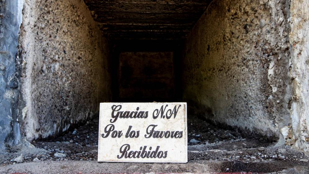 Con placas, la comunidad les agradece a los NN los favores que, aseguran, recibieron de ellos. Foto: Jaime Pérez