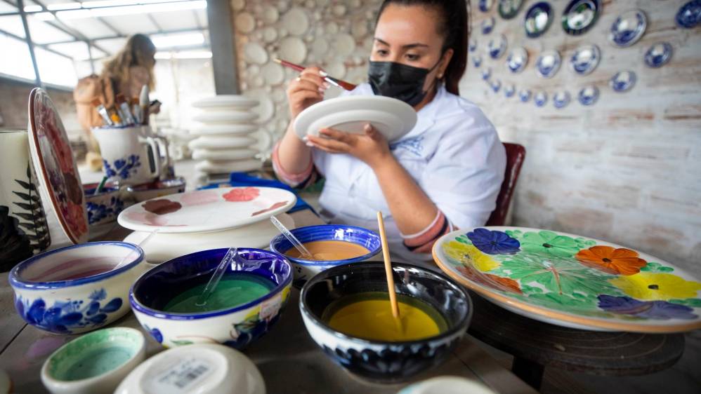 Las mujeres son las encargadas de dar color a las diferentes piezas. Foto: Camilo Suárez
