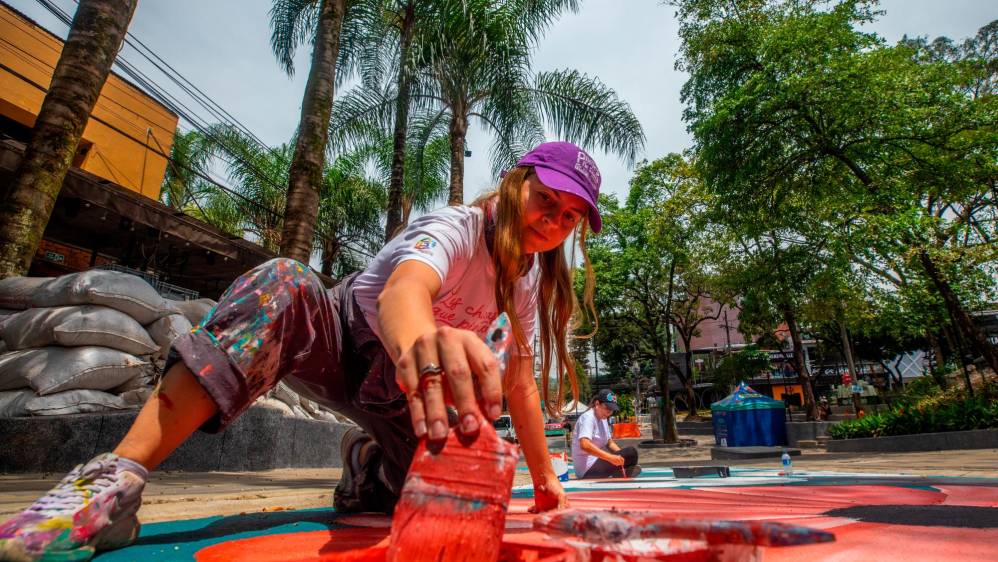 La intervención de las calles se realiza con mucho color y creatividad artística. Foto: Camilo Suárez Echeverry