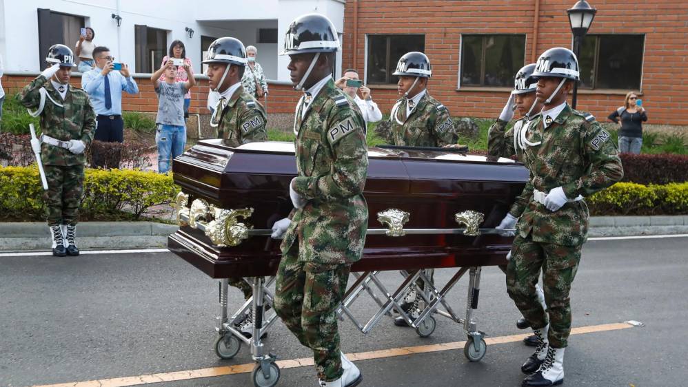 Hombres de la Policía Militar rinden homenaje al Rey del Despecho. FOTO: MANUEL SALDARRIAGA QUINTERO.