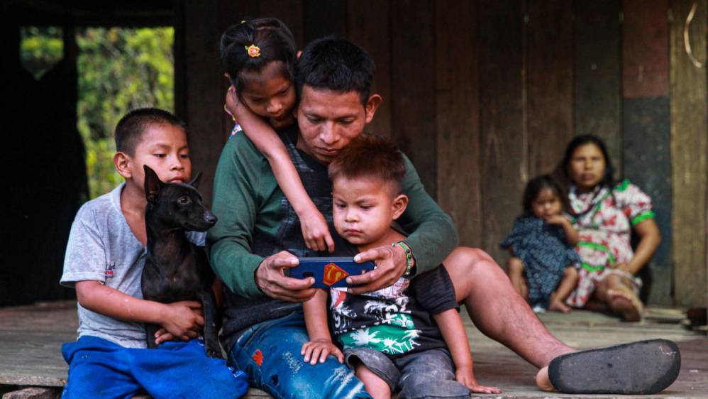 En el resguardo Aguasal, Chocó, Arcelio Manúcama, comparte con sus hijos mientras María Ibelina Sintua, su esposa observa, ella está en embarazo de su quinto hijo. Foto: MANUEL SALDARRIAGA QUINTERO.