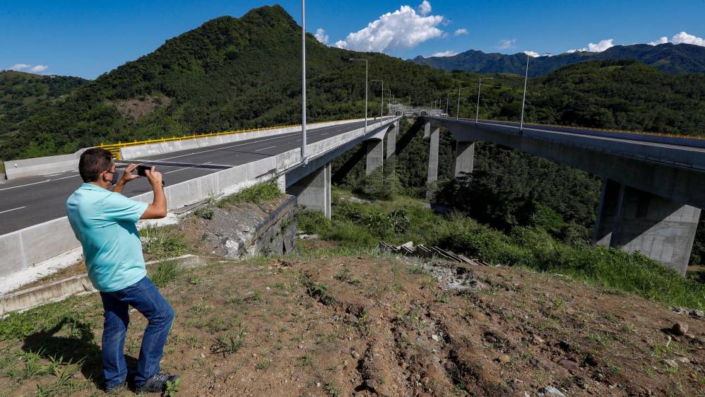 El proyecto, desde su concepción, ha sido retador. Es una carretera de montaña pura, que une al Cauca con Medellín. Foto: Manuel Saldarriaga Quintero.