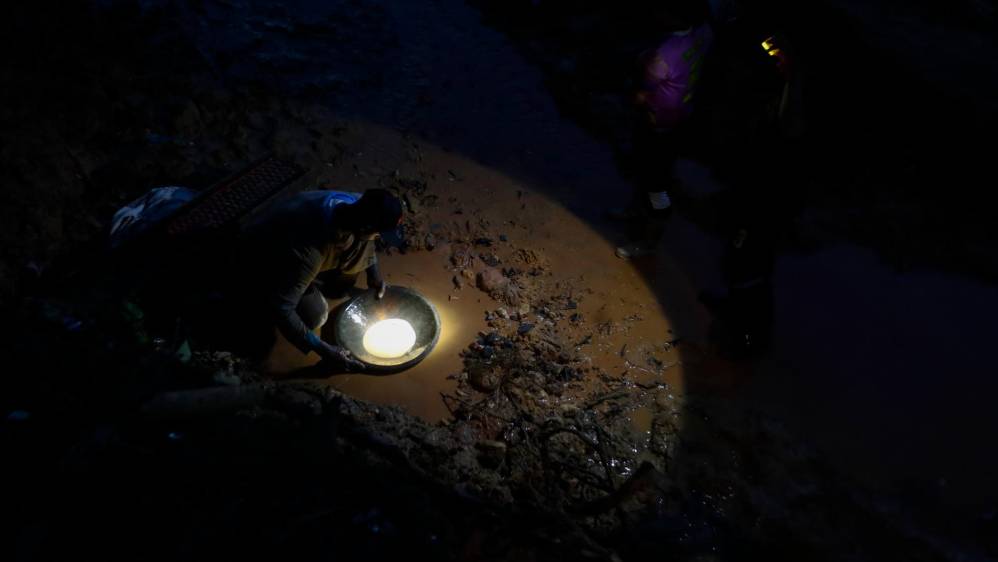Hasta alta horas de la noche los mineros extendían sus jornadas tratando de encontrar un trozo de metal. Foto: MANUEL SALDARRIAGA QUINTERO.