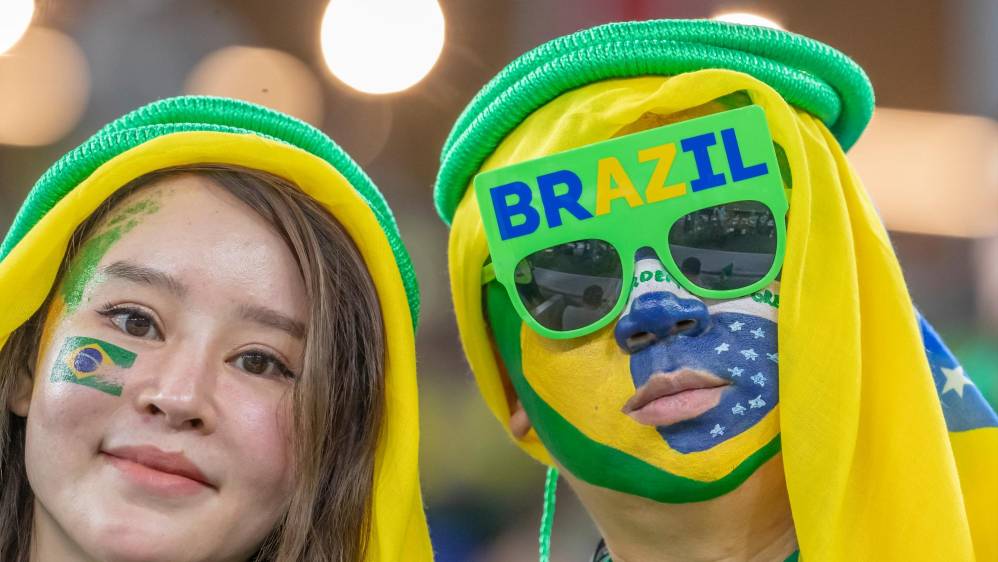 Hinchas brasileños le ponen color y sabor a la Copa Mundo en territorio árabe. FOTO Juan Antonio Sánchez