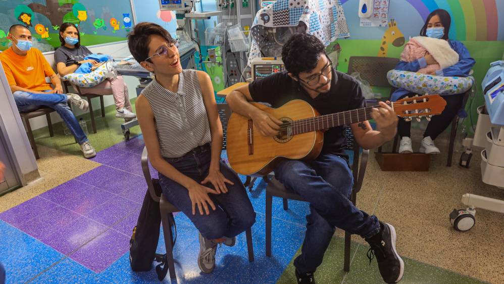 María José Sánchez y Anderson Medina Ríos, son los músicos que tiene la clínica para cantarles a los pacientes internados y a sus familiares y cuidadores. Foto: MANUEL SALDARRIAGA QUINTERO.