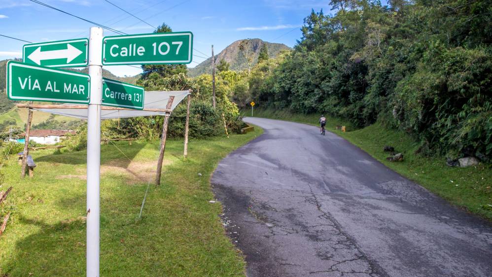 Por donde crecía monte o habitaban fieras se abrió a punto de pico y pala la vía al mar permitiendo el acercamiento con el Urabá antioqueño y contribuyó con el desarrollo de una región y de todo un país. Foto Juan Antonio Sánchez Ocampo