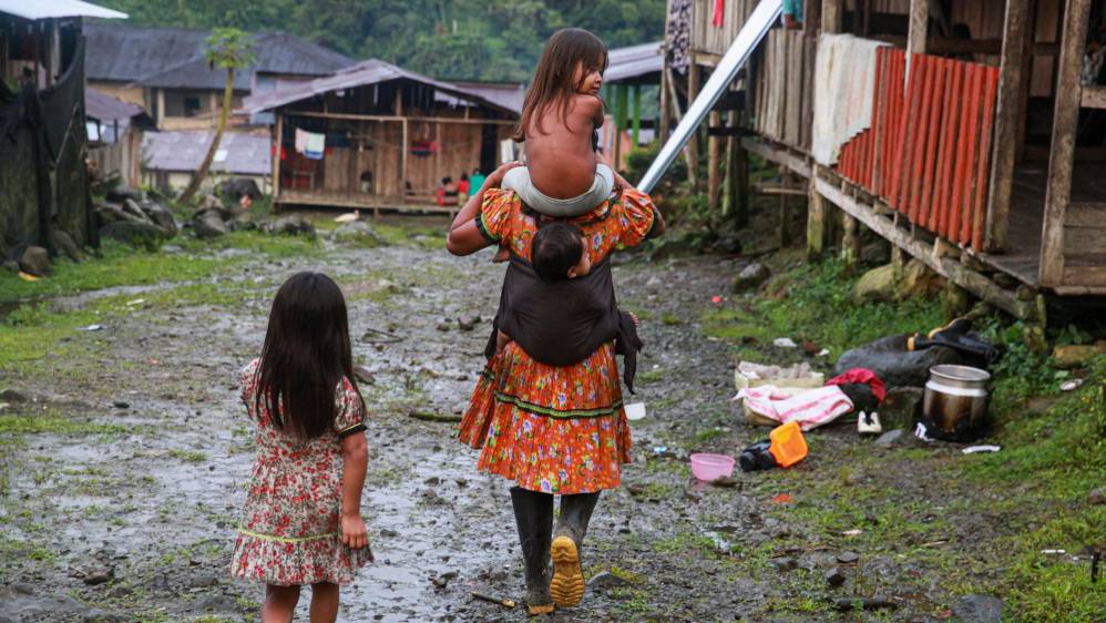 En los resguardos las mujeres son las encargadas en velar por sus hijos mientras los hombres ejercen labor de vigilancia. Foto: MANUEL SALDARRIAGA QUINTERO.