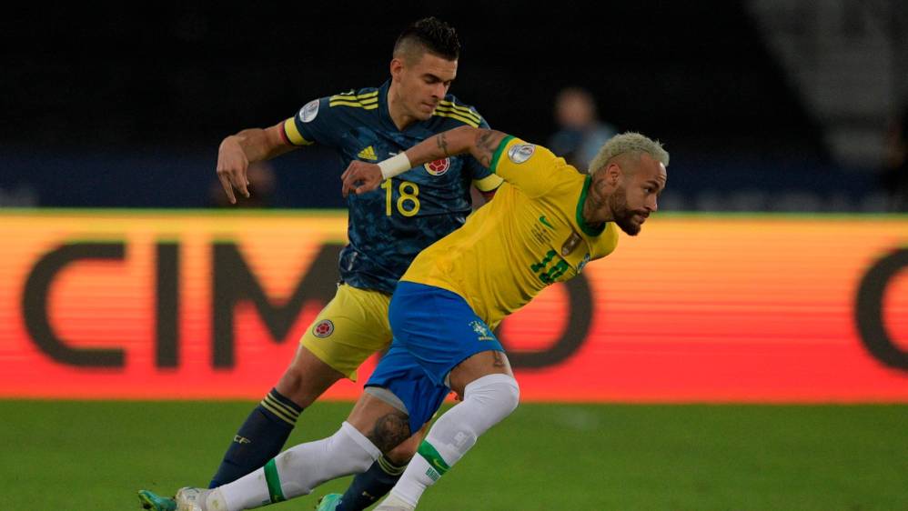 Tras la polémica en el gol de los brasileros, los jugadores colombianos perdieron la concentración y en el minuto 99 recibieron el gol de la derrota. Foto AFP