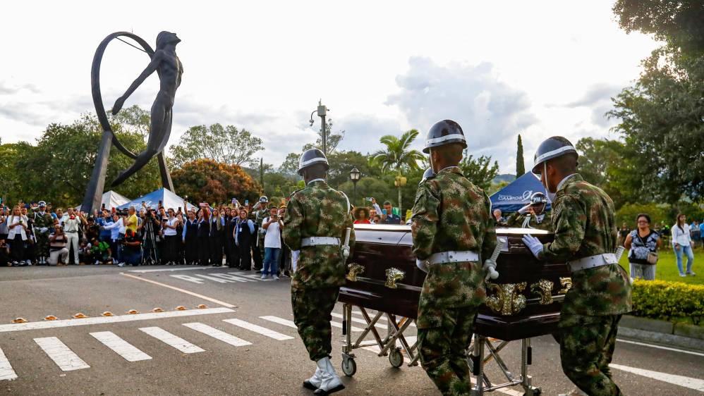 Los uniformados acompañan el cuerpo de Darío Gómez en una calle de honor hasta la que será su tumba. FOTO: MANUEL SALDARRIAGA QUINTERO.